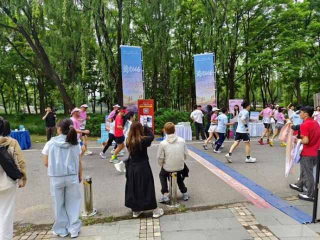 一根绳子，六道光——一场让视障跑者被“看见”的六天六马挑战